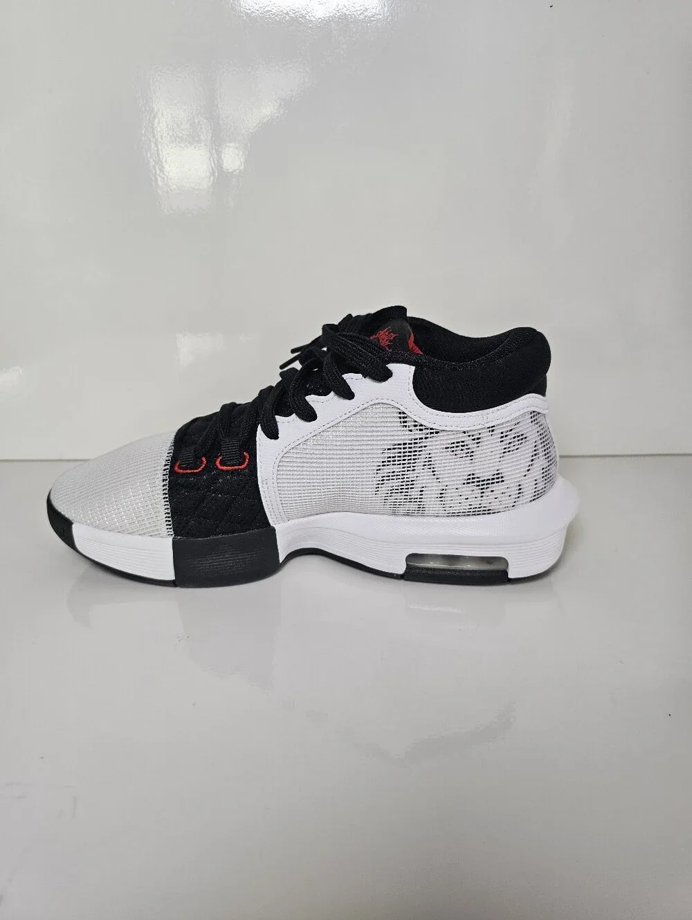 Nike LeBron Witness 8 Basketball Shoes White Black Red Men's Size 7.5 New In Box